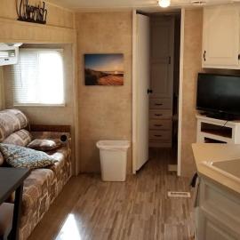 Crystal Camper 2 Bedroom Large RV w/Wooded Trail, hotel v destinácii Benzonia