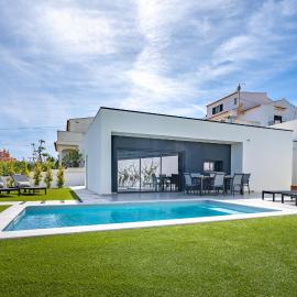 Host Wise - Bright Spacious House Swimming Pool