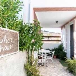 Julia's Holiday House, hotel in Kalamaki