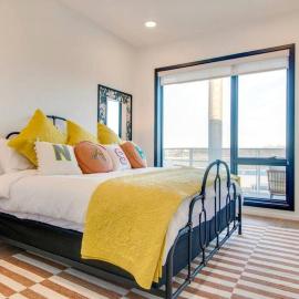Stylish downtown condo w/ pool & parking, Hotel in Nashville