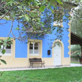 Casa de Aldea en el concejo de Nava, en el centro de Asturias, Hotel in Nava