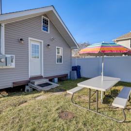 Charming Old Lyme Cottage, Steps to Private Beach!, hotelli kohteessa Old Lyme