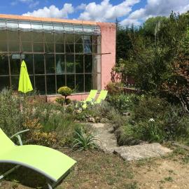 Ecolodge Au fil de l'eau, avec piscine intérieure et parc arboré, hotel a Lagnes