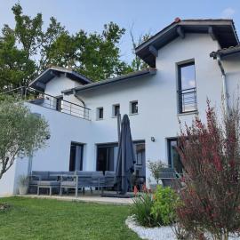MAISON CONTEMPORAINE à 5KM DE BIARRITZ AVEC JACUZZI