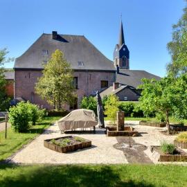 Château de Rienne met sauna & hottub & pooltafel, hotel din Gedinne