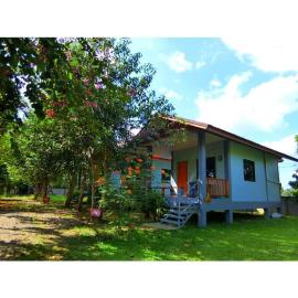Pernjai Homestay, hotel in Pua
