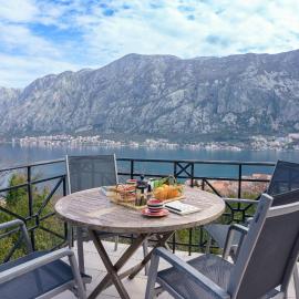 Sea view apartment in Kotor Bay, хотел в Пърчан