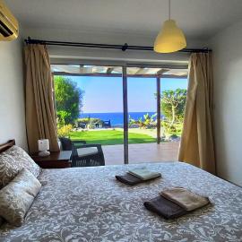 Boutique seafront apartment, hotel in Ayios Amvrosios
