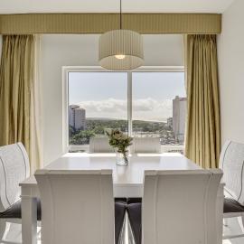 Elegant Destin Condo w/ Ocean Views: Walk to Beach, hôtel à Destin