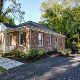 Adorable 2-bedroom bungalow near Easton, Denton, hotell i Denton