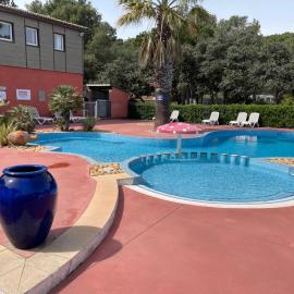 Chalet T3 4/6 personnes à Agde, hotell i Agde