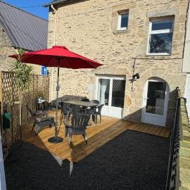 Petite maison en pierre au pied de la voie verte
