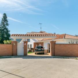 Large 4-Bed Villa 10 guests, mountain and beach, at 30' from Barcelona & 10' from F1 Circuit, hotel u gradu Valjromanes