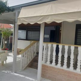 Seaside Gate House, hotel a Ofrínion