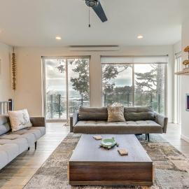 Depoe Bay Townhome w/ Deck & Stunning Ocean Views!, Hotel in Depoe Bay