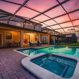 Family retreat w pool hot tub & game room, hotel in Davenport