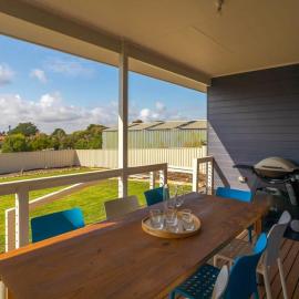 Bryant Blue 10 Bryant Crescent, Goolwa Beach Light-Filled Family Beach House Walk to Goolwa Beach Sleeps 10 Pets Negotiable