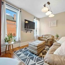 The Village Townhouse - 5 BR, hotel in Columbus
