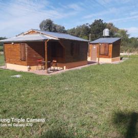Mar del Plata- Playa Chapadmalal- Finca Viento Norte UNA CABAÑA HASTA 5 HUESPEDES Y UN DORMI CON BAÑO PRIVADO ATRAS HASTA 2 HUESPEDES, hotel in Chapadmalal
