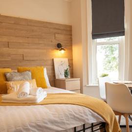 Cosy,Two Beds, Close to Town, Beach, Hospital, Free Parking, Hotel in Eastbourne