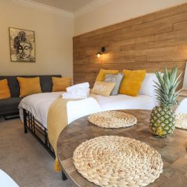 Cosy, Two Beds, Close to Town, Beach, Hospital, Free Parking