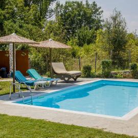 Alexander Aqua Oasis - Poolside Garden Getaway، فندق في Evkarpía