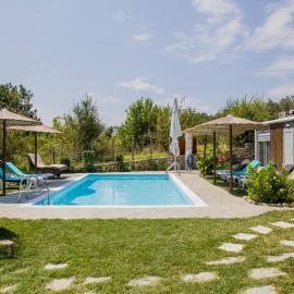 Roxani Aqua Bliss - Serene Garden Getaway، فندق في Evkarpía