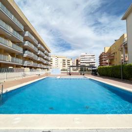 Global Vacacional, Piso práctico, con terraza y piscina en la playa de Canet