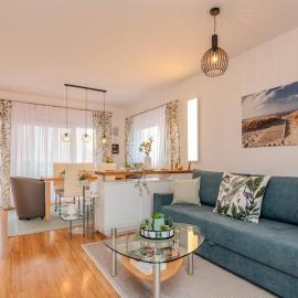 Magnolia modern house with spacious garden, hotell i Novalja