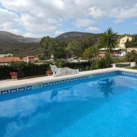 Chalet con piscina, barbacoa y jacuzzi en Valencia, Hotel in Turís