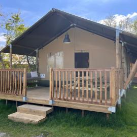 Safari Lodge Grou, luxe kamperen op een eiland!, hotel u gradu Grou