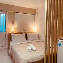 Adoms Rooms، فندق في Orfánion