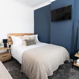 3 Bedroom House in Port Talbot with Parking, Ideal for Contractors, hotel in Port Talbot