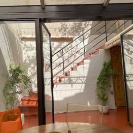 Maison avec patio proche place des Carmes, khách sạn ở Avignon