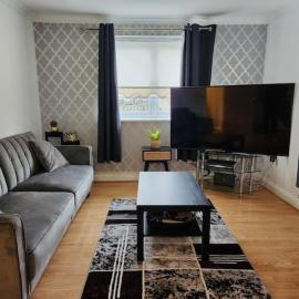 Spacious Ground floor 2 bedroom 2 Bathroom Flat in Hatfield near Hertfordshire University Private Car Park Sleeps 5-6, hotel u gradu 'Hatfield'