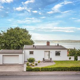 Amazing Home In Bankeryd With Lake View，Bankeryd的飯店