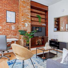 Classy 1-BR Flat Nestled Between Dupont & Logan