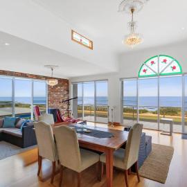 Absolute Bay Frontage with Open Fire and Spa Bath