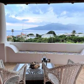Casa Il Faro - vista mare, 100 mt dalla spiaggia، فندق في Lingua