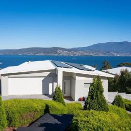Seaside Chic Villa with Breathtaking Ocean Views, hotel Howrah városában