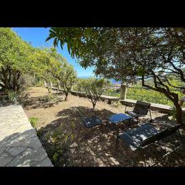 10 min de Monaco petite maison avec jardin vue mer et rocher de Monaco, hotel u gradu 'La Turbie'