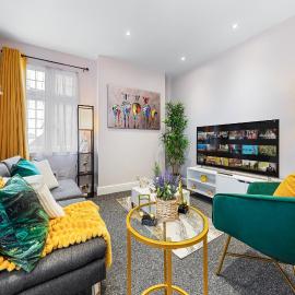 Immaculate 2-Bedroom London Flat - King Bed- Sleeps 6 - Parking Available - Instant Book & self check-in, hotel en Barnet