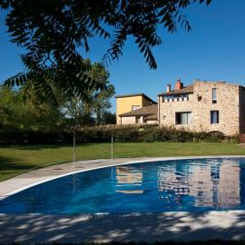 Spacious loft with shared swimming pool, hotel en Maià de Montcal