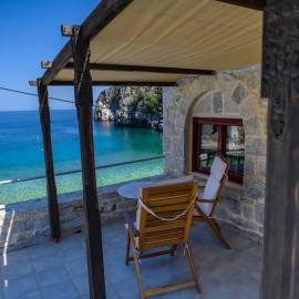 Panorama - Unique Beachfront Stone House in Alipa-Mani, Hotel in Khalíkia