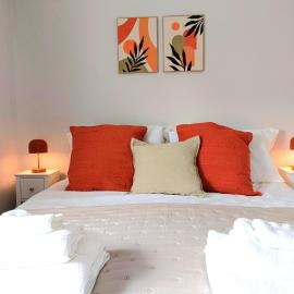 Charming Terrace Home in Whitchurch, hotel di Whitchurch