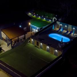 Villa Apa - Villa sa grijanim bazenom, hotel u gradu Runović