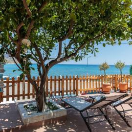 Spot on the sea: Archangelos şehrinde bir otel