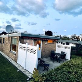 Hon70pj kleines Ferienhaus in Ouddorp, Hotel in Ouddorp