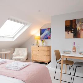Cosy Loft Retreat, King Bed, En-suite, Kitchenette, Homestay