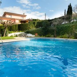 Apartamento luminoso con jardín, piscina comunitaria y cerca de la playa en Llançà. - ES-228-41
